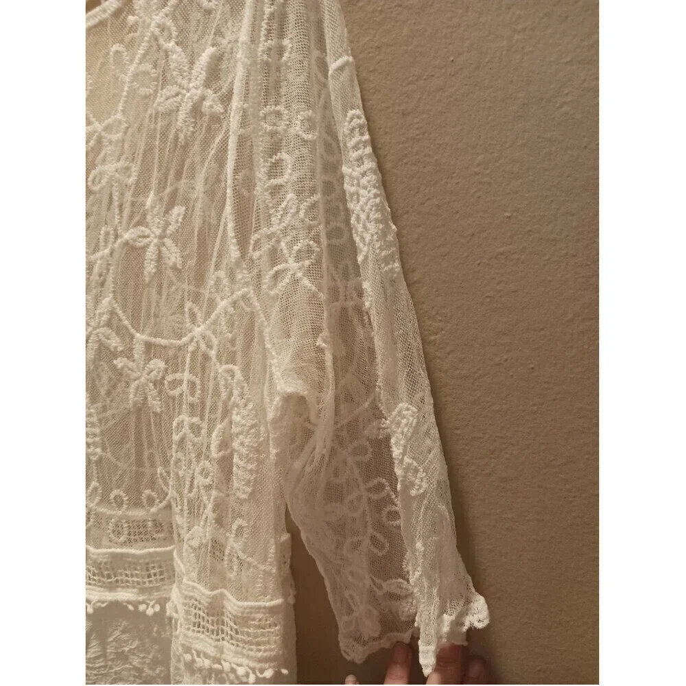 Floral Pattern Lace Swimsuit Coverup In White - Picture 10 of 12